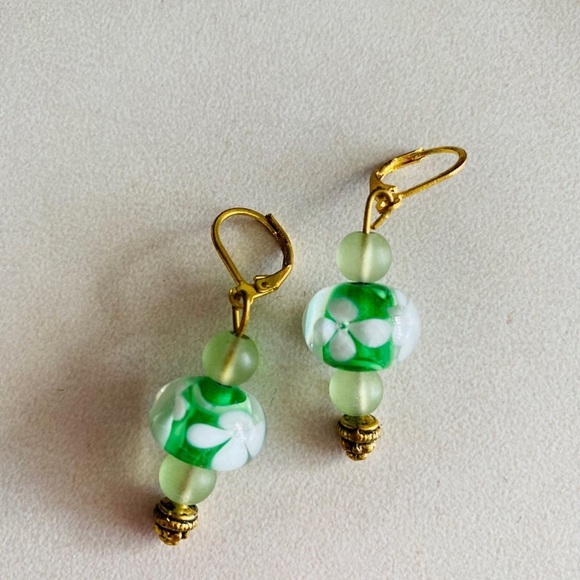 Green flowered murano glass beaded earrings - Picture 1 of 1